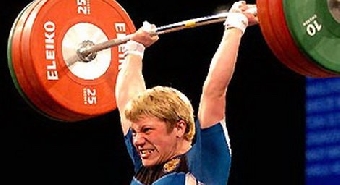 Анастасия Новикова завоевала золото чемпионата мира по тяжелой атлетике в Париже