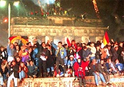 23 года назад пала Берлинская стена (Фото)