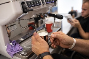 Теперь и в Бресте: первая безбарьерная кофейня «Инклюзивный бариста в А1» открылась в регионах