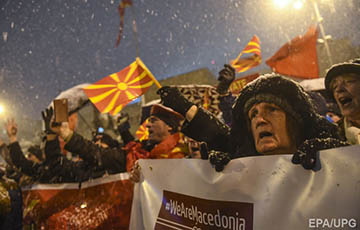 В Македонии тысячи человек вышли на акцию в поддержку названия страны