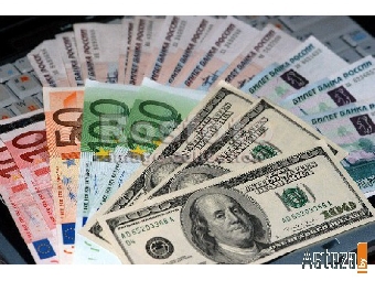 Курс белорусского рубля снизился по отношению к доллару и укрепился к евро и российскому рублю