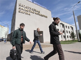 Курс белорусского рубля в отсутствие торгов по доллару снизился к евро и российскому рублю