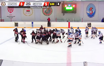 Видеофакт: 10-летние минские хоккеисты сошлись в драке «стенка на стенку»
