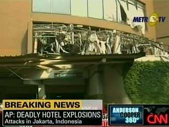 В результате взрывов у отелей в Джакарте погибли четверо иностранцев