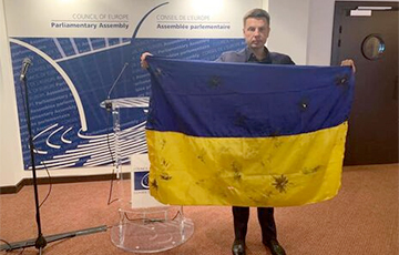 В Сети начался флешмоб в поддержку нардепа Гончаренко, который развернул в ПАСЕ украинский флаг