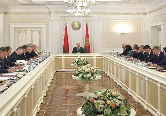 Президент собрал совещание по актуальным вопросам развития экономики
