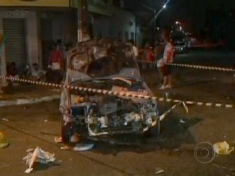 В репетировавших карнавал бразильцев врезался автомобиль