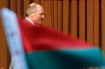 Флаг в руки: Лукашенко приказал ничего не менять (Видео)