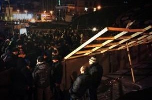 Вокруг Майдана возвели баррикады из новогодней елки