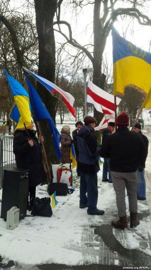 Посольство России в Праге пикетировали под бело-красно-белыми флагами