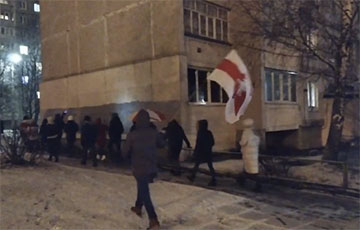 Белорусы вышли на массовые вечерние марши