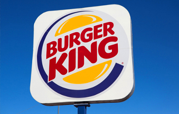 Суд вынес решение по делу менеджера Burger King, который ответил клиенту не по-белорусски
