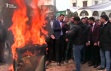 Видеофакт: В Турции новоизбранный мэр сжег свое кресло