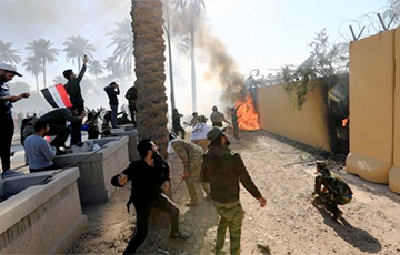 Протестующие штурмуют посольство США в Багдаде