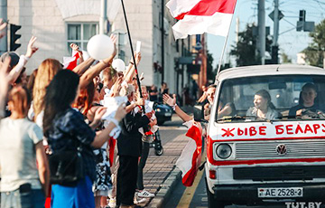 По Витебске в поддержку протестов ездит «жывемабіль»