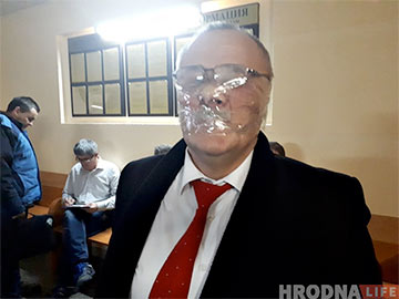В Гродно на суде активист заклеил себе рот скотчем