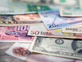 Жители Беларуси в ноябре купили наличной валюты у банков на четверть меньше, чем в октябре