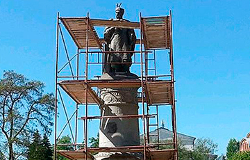 В Чернигове памятник Богдану Хмельницкому развернули спиной к Москве