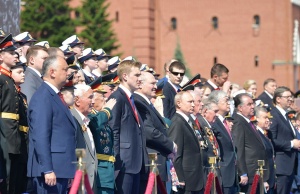Песков о Параде Победы в Москве: Лукашенко может «собраться и прилететь»