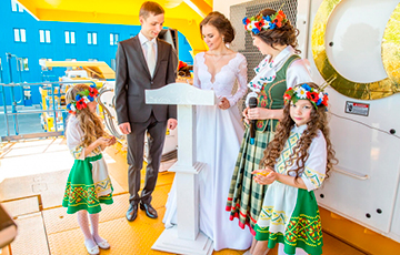 В Жодино белорусов поженили на БелАЗе