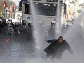 В Брюсселе митингующих разогнали водометами
