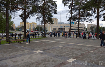 Фотофакт: Борисовчане выстроились в очередь на пикете блогера Тихановского
