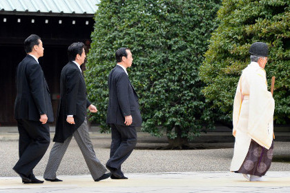 Премьер-министр Японии посетил милитаристский храм Ясукуни
