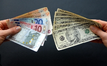 Курс белорусского рубля к доллару и евро продолжил расти