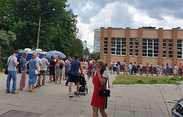 Невероятная очередь выстроилась возле 178-й школы в Минске