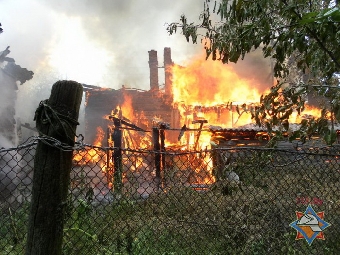 Практически в момент наступления 2012 года минские пожарные вынесли из огня двух человек