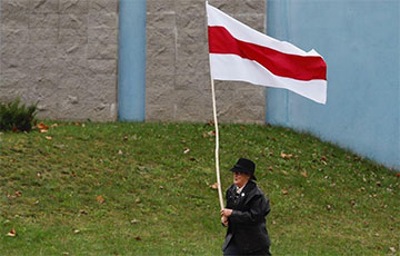 Нина Багинская вышла с бело-красно-белым флагом на площадь Независимости