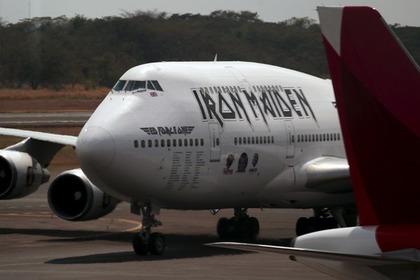 Самолет Iron Maiden столкнулся с буксиром в аэропорту Сантьяго