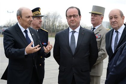 Олланд сообщил об уничтожении французскими самолетами лагеря ИГ в Сирии