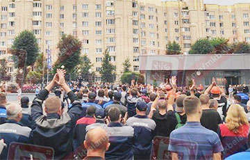 Видеофакт: Тысячи работников БелАЗа скандируют «Уходи!»