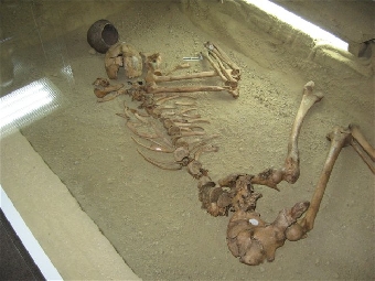 Детские горки на могильных курганах (Фото)