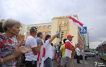 В Гродно около 300 человек пришли поддержать рабочих табачной фабрики