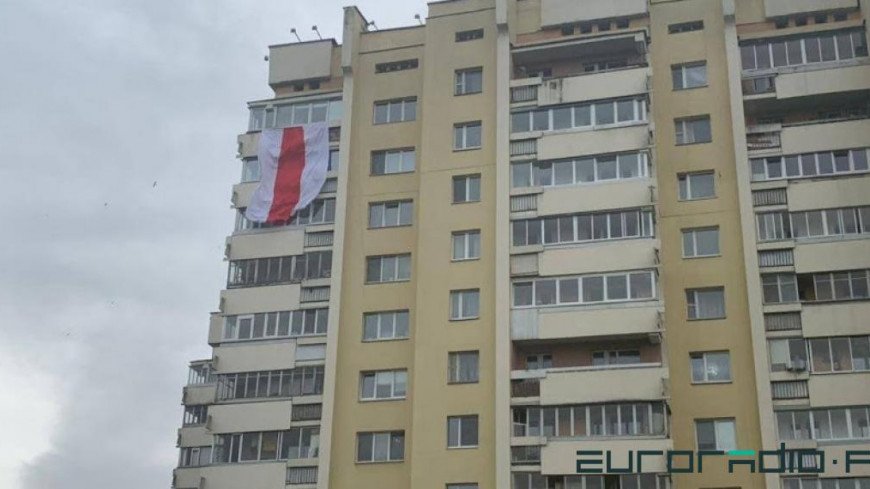 МЧС запретило размещать на фасадах зданий «изделия из горючего текстиля»