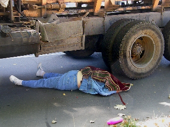 В Минске пешеход поскользнулся и погиб под колесами грузовика