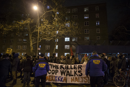 Нью-йоркского полицейского обвинили в убийстве чернокожего