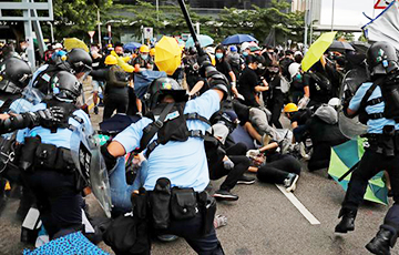 В Гонконге произошли столкновения между полицией и демонстрантами
