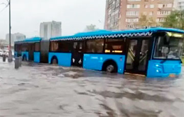 На Москву обрушилась мощная стихия: столица РФ уходит под воду