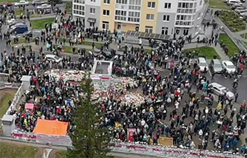Площадь Перемен в Минске переполнена людьми