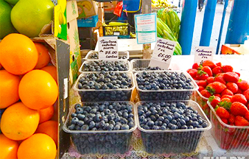 Фотофакт: Голубика на Комаровском рынке подорожала до 75 рублей за килограмм