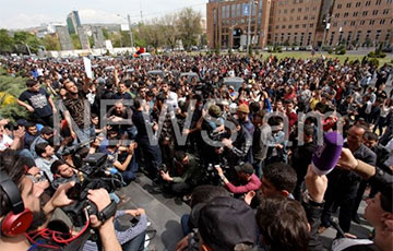 Протестующие окружили мэрию Еревана