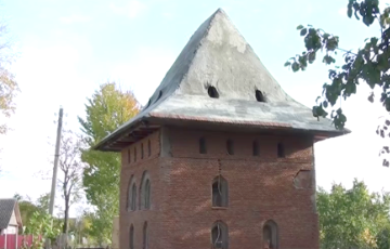 Белорус построил в своем дворе пятиметровую копию Кревского замка