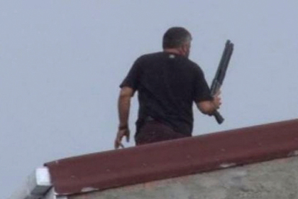 Неизвестный открыл стрельбу с крыши в Стамбуле