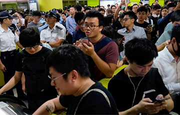 В Гонконге протестующие заблокировали железную дорогу в час пик