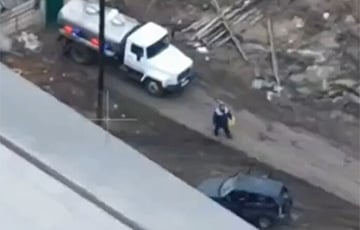 Житель Белгорода, увидев разбитую машину московитских военных, слил с нее топливо