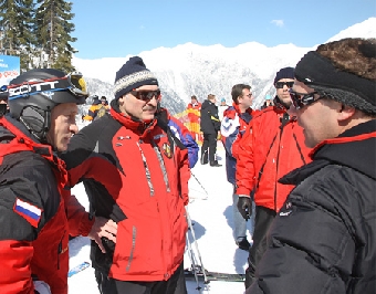 Лукашенко катается на лыжах в Сочи (Видео)