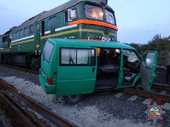 Микроавтобус с пассажирами столкнулся с поездом в Витебской области